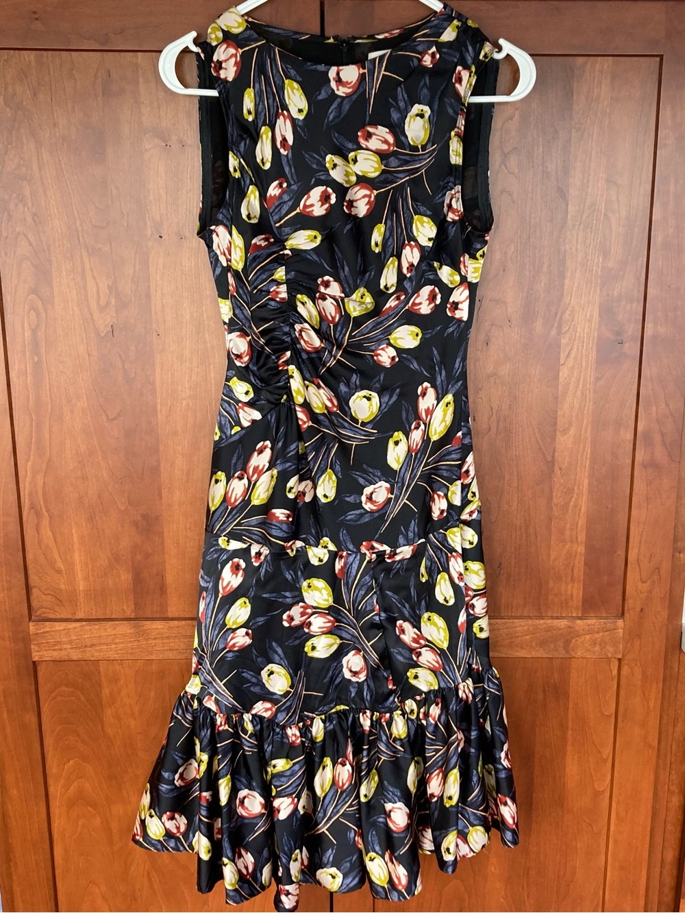 5 à 7, Cinq à Sept Sleeveless Dress 100% SILK . Tulip/Black Background. Floral 0